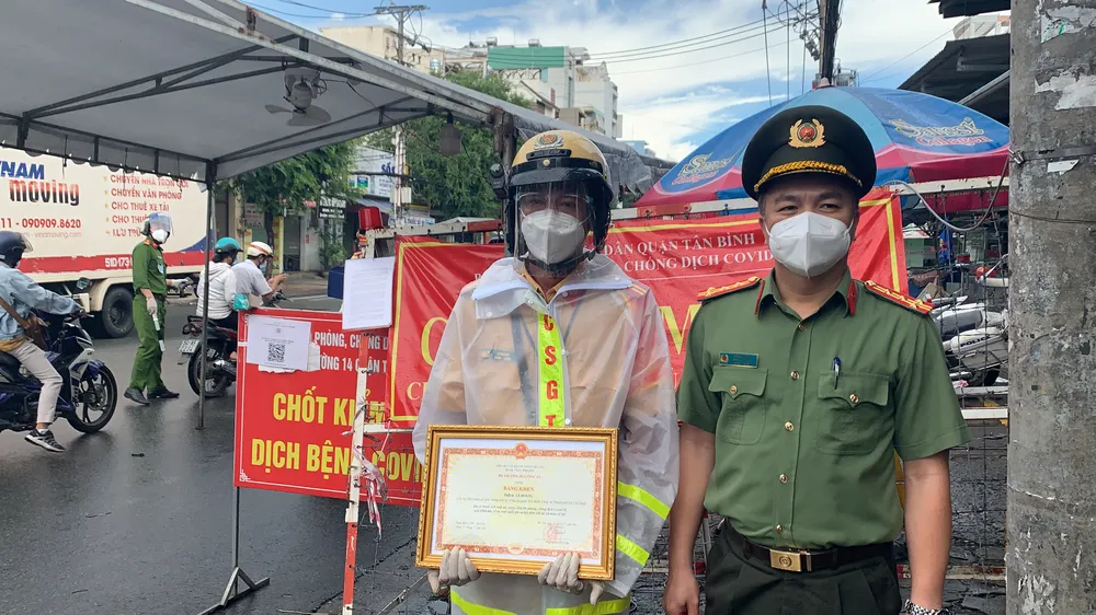 Tặng bằng khen cho 22 cán bộ chiến sĩ Công an TPHCM có thành tích xuất sắc chống dịch ảnh 2