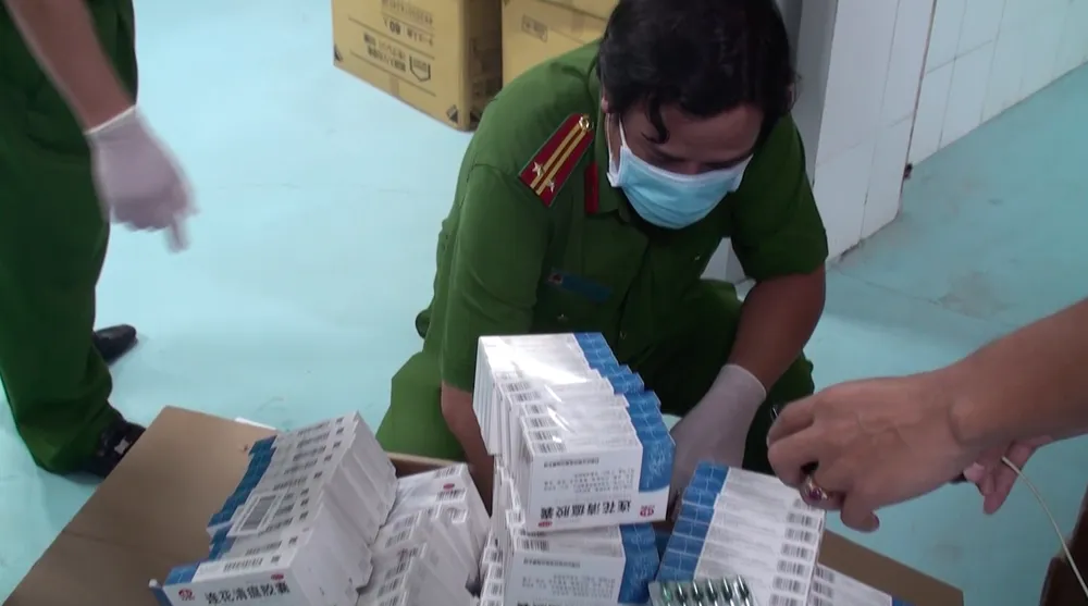 Phát hiện lô thuốc điều trị Covid-19 chưa được phép lưu hành ở TPHCM ảnh 4