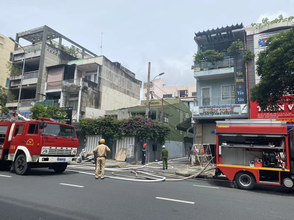 Hỗ trợ 40 người dân bị ảnh hưởng bởi vụ cháy nhà ở quận 10 ảnh 1