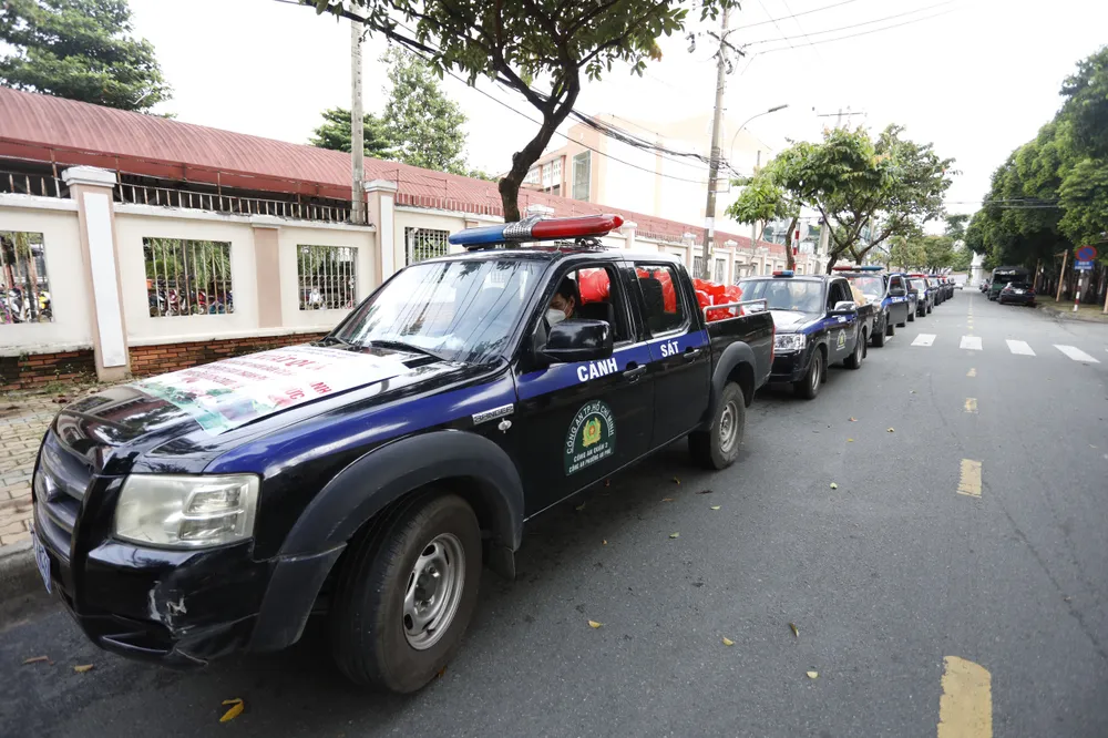 Công an TPHCM trao quà cho người dân khó khăn do dịch bệnh Covid-19 tại TP Thủ Đức ảnh 7