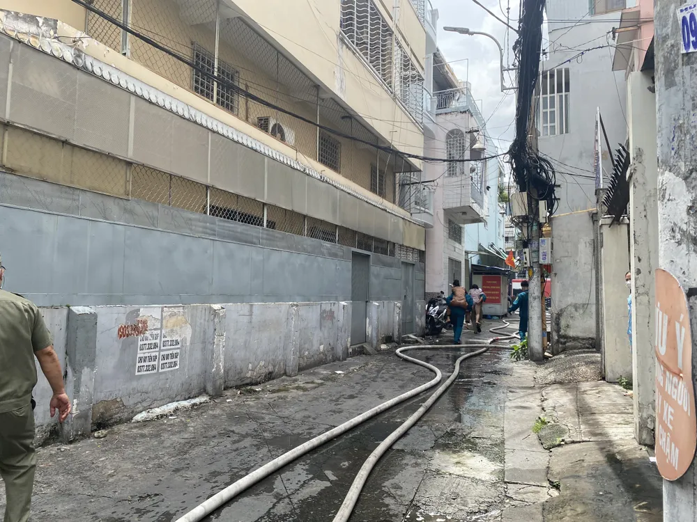 Cảnh sát giải cứu 5 người mắc kẹt và hướng dẫn 35 người thoát khỏi vụ cháy nhà ở quận 10 ảnh 5