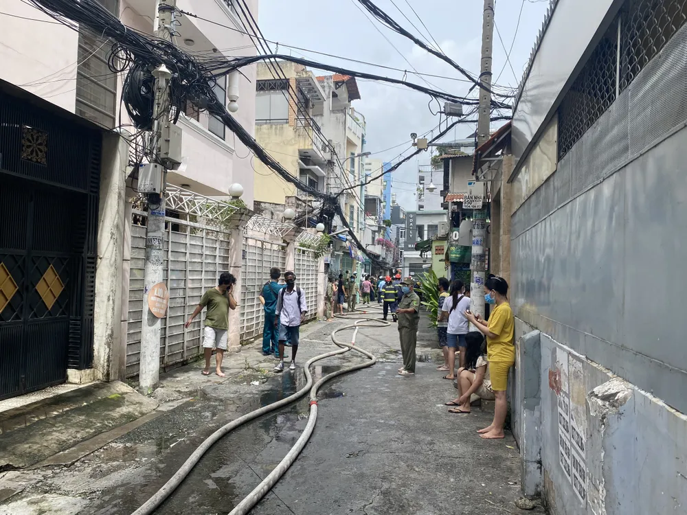 Cảnh sát giải cứu 5 người mắc kẹt và hướng dẫn 35 người thoát khỏi vụ cháy nhà ở quận 10 ảnh 1