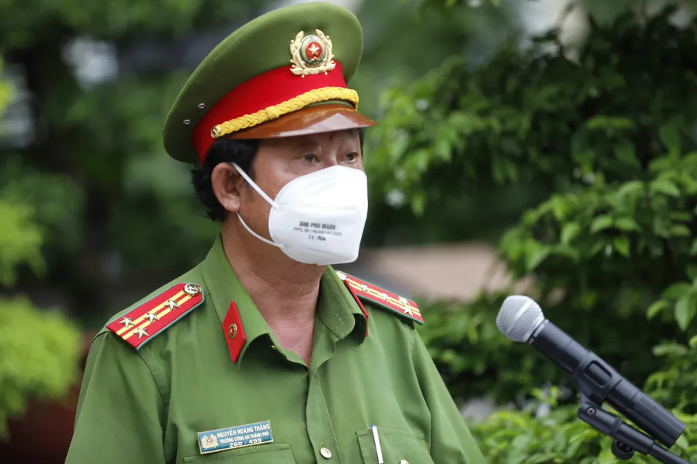 Công an TPHCM trao quà cho người dân khó khăn do dịch bệnh Covid-19 tại TP Thủ Đức ảnh 4