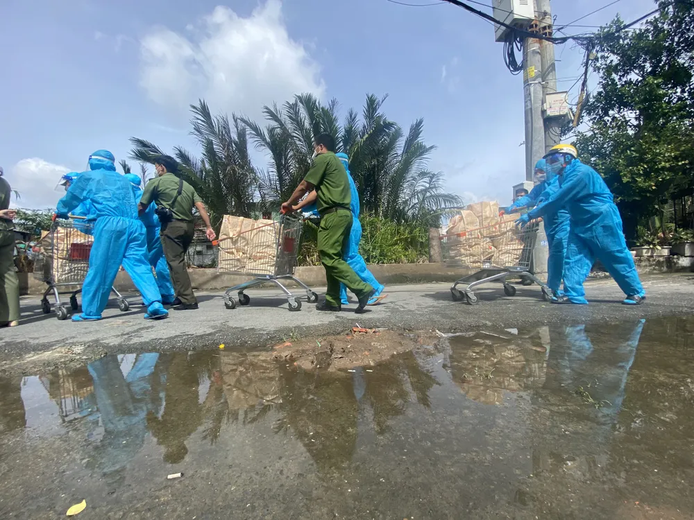 Công an TPHCM trao quà cho người dân khó khăn do dịch bệnh Covid-19 tại TP Thủ Đức ảnh 9