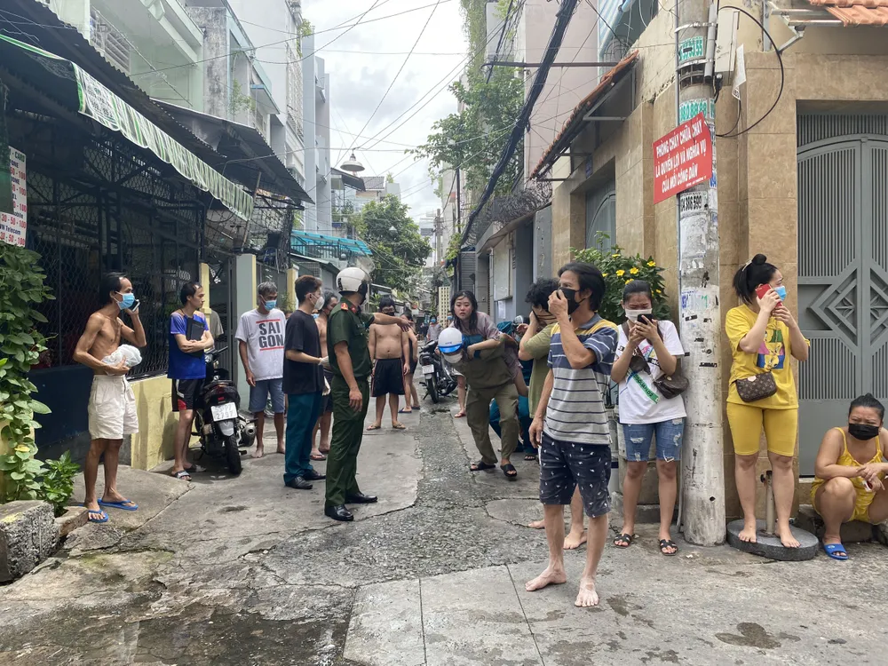 Cảnh sát giải cứu 5 người mắc kẹt và hướng dẫn 35 người thoát khỏi vụ cháy nhà ở quận 10 ảnh 6