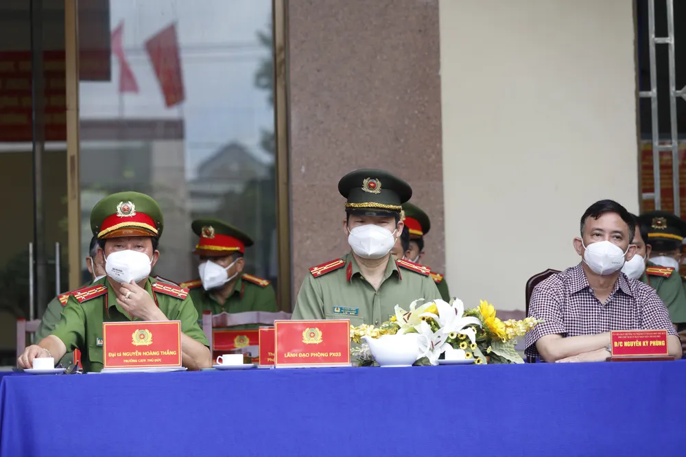 Công an TPHCM trao quà cho người dân khó khăn do dịch bệnh Covid-19 tại TP Thủ Đức ảnh 2