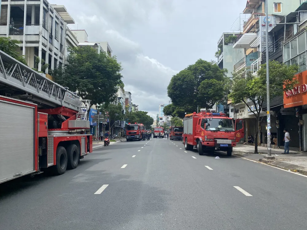 Cảnh sát giải cứu 5 người mắc kẹt và hướng dẫn 35 người thoát khỏi vụ cháy nhà ở quận 10 ảnh 2