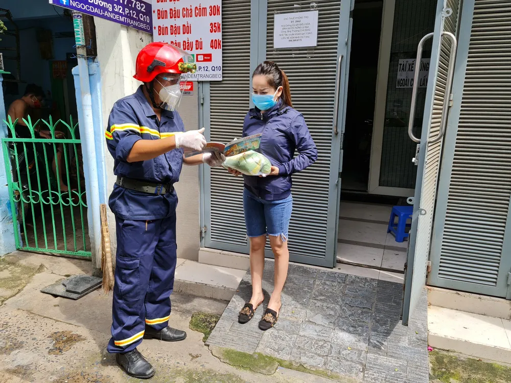 Cảnh sát PCCC trao quà cho người dân, trẻ em có hoàn cảnh khó khăn  ảnh 4