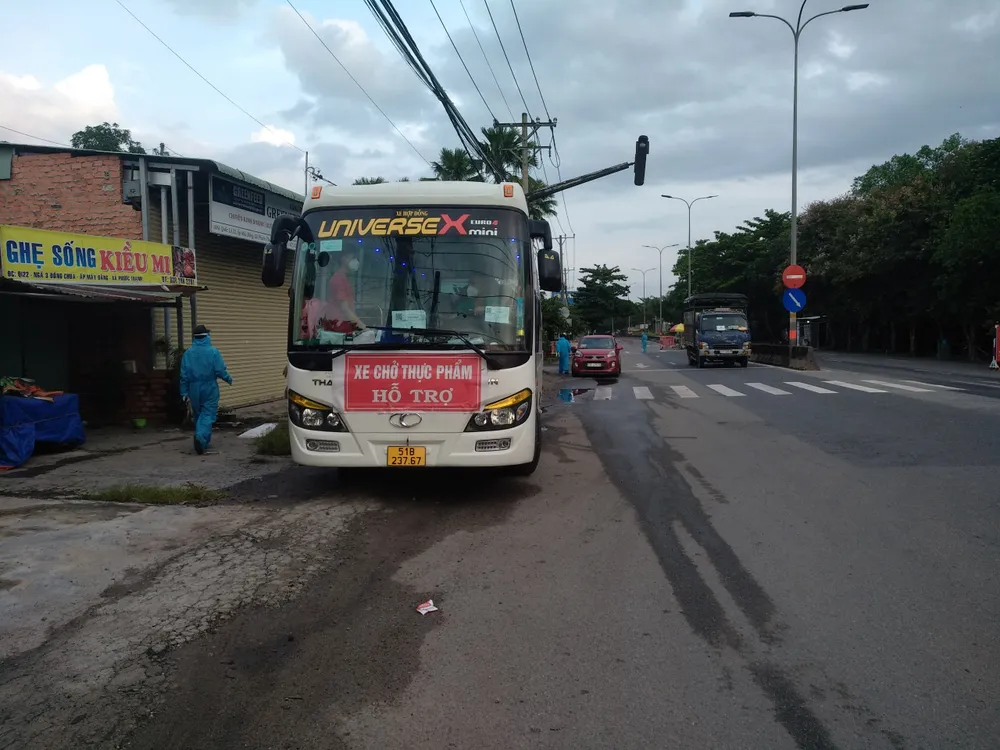 Phát hiện xe khách gắn bảng chở thực phẩm hỗ trợ TPHCM chứa 840 bao thuốc lá ảnh 1