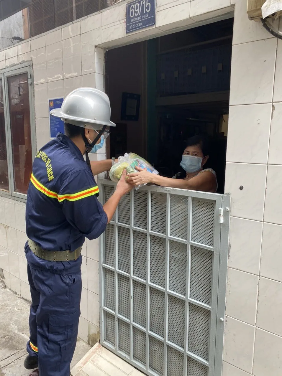 Cảnh sát PCCC trao quà cho người dân, trẻ em có hoàn cảnh khó khăn  ảnh 2