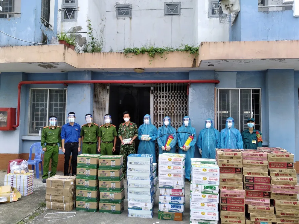 Cảnh sát PCCC trao quà cho người dân, trẻ em có hoàn cảnh khó khăn  ảnh 5