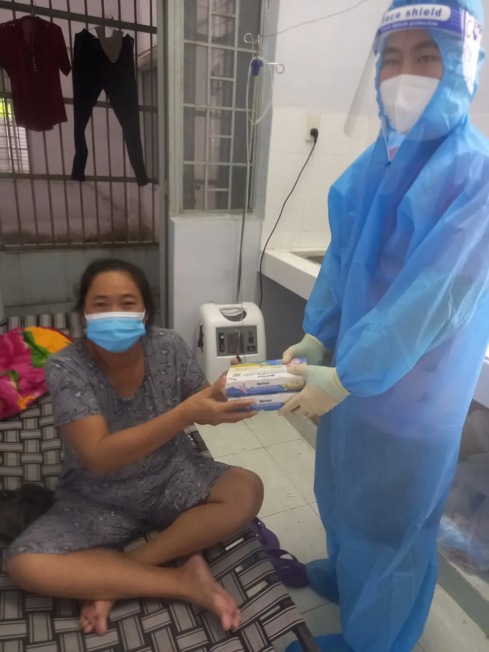 Cảnh sát PCCC trao quà cho người dân, trẻ em có hoàn cảnh khó khăn  ảnh 7