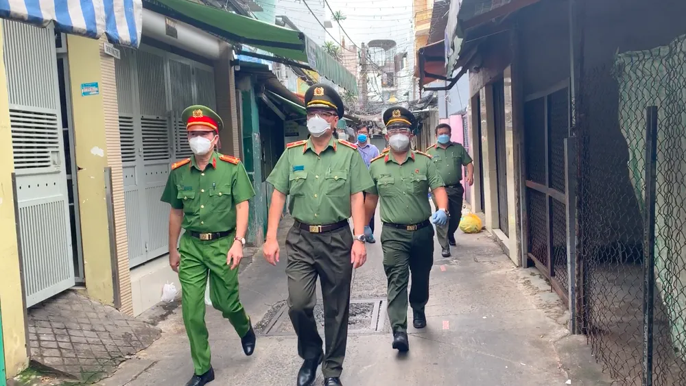 Công an TPHCM trao nhu yếu phẩm tận tay người dân khó khăn do dịch Covid-19 ở quận 4 ảnh 3