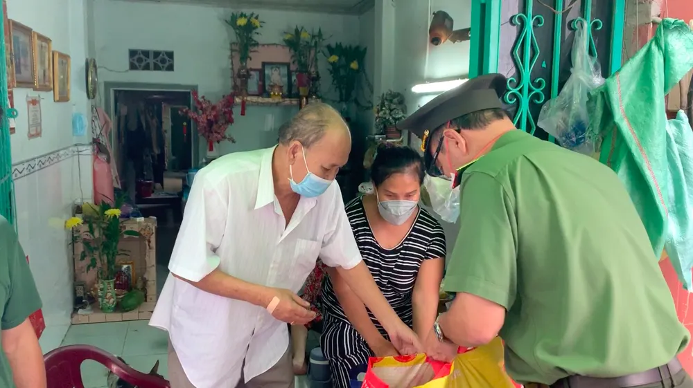 Công an TPHCM trao nhu yếu phẩm tận tay người dân khó khăn do dịch Covid-19 ở quận 4 ảnh 6