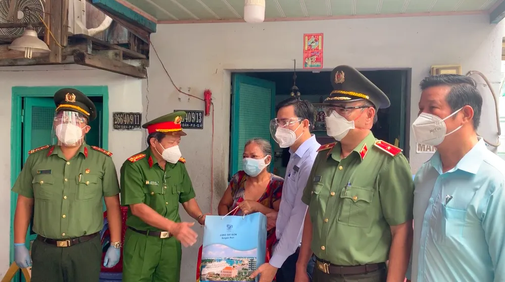 Công an TPHCM trao nhu yếu phẩm tận tay người dân khó khăn do dịch Covid-19 ở quận 4 ảnh 8