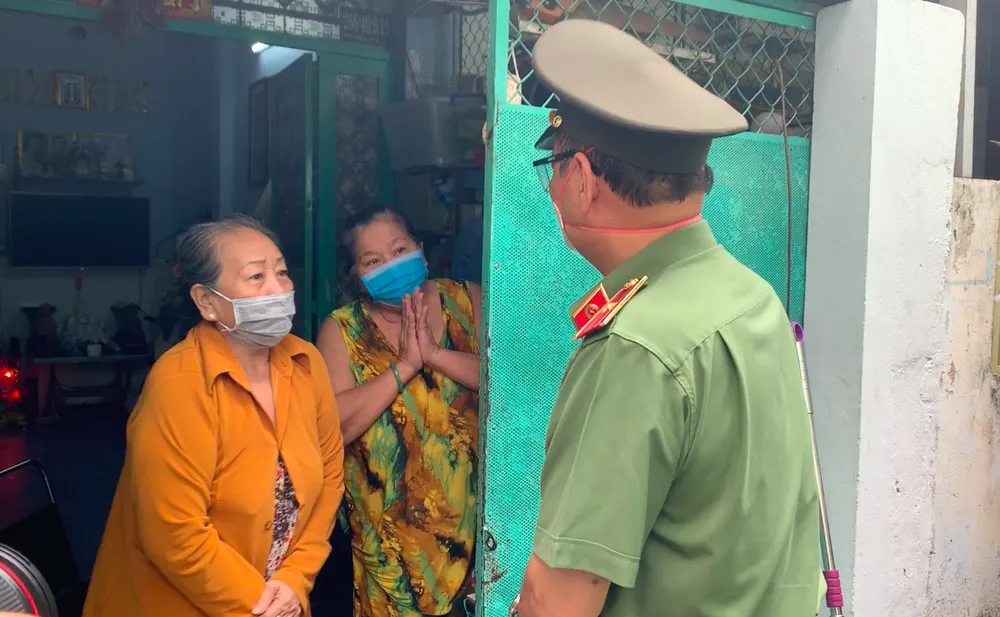 Công an TPHCM trao nhu yếu phẩm tận tay người dân khó khăn do dịch Covid-19 ở quận 4 ảnh 7