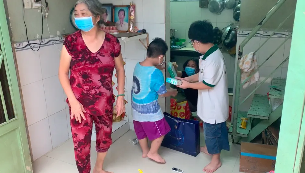 Công an TPHCM trao nhu yếu phẩm tận tay người dân khó khăn do dịch Covid-19 ở quận 4 ảnh 12
