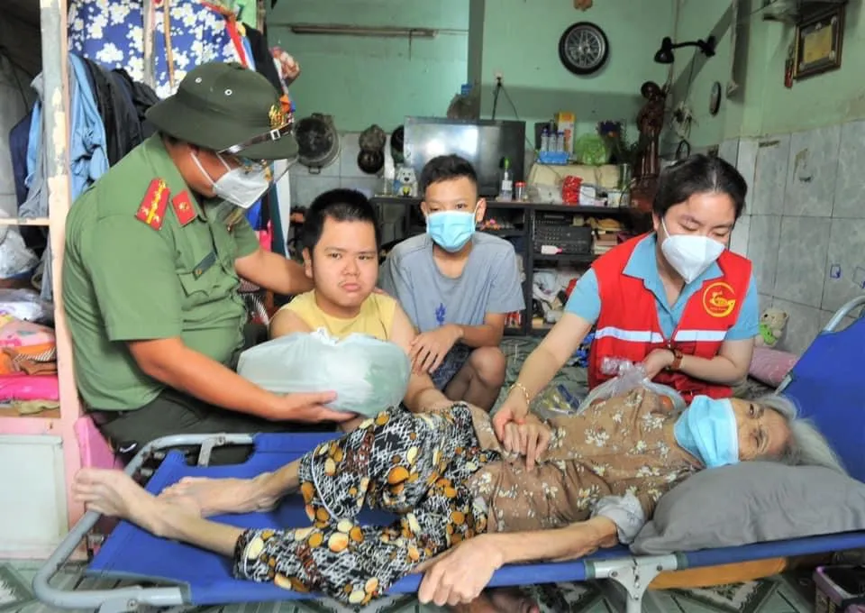 Công an TPHCM trao nhu yếu phẩm tận tay người dân khó khăn do dịch Covid-19 ở quận 4 ảnh 10