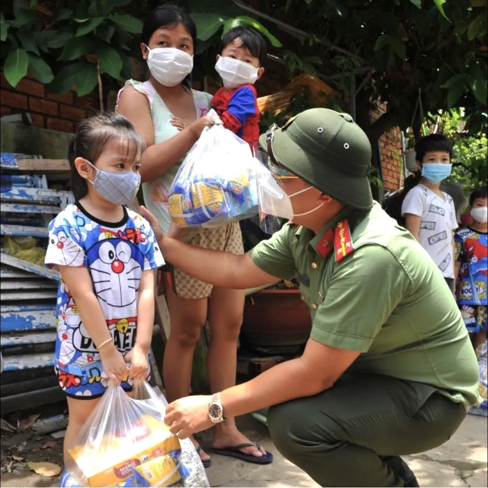 Công an TPHCM trao nhu yếu phẩm tận tay người dân khó khăn do dịch Covid-19 ở quận 4 ảnh 9