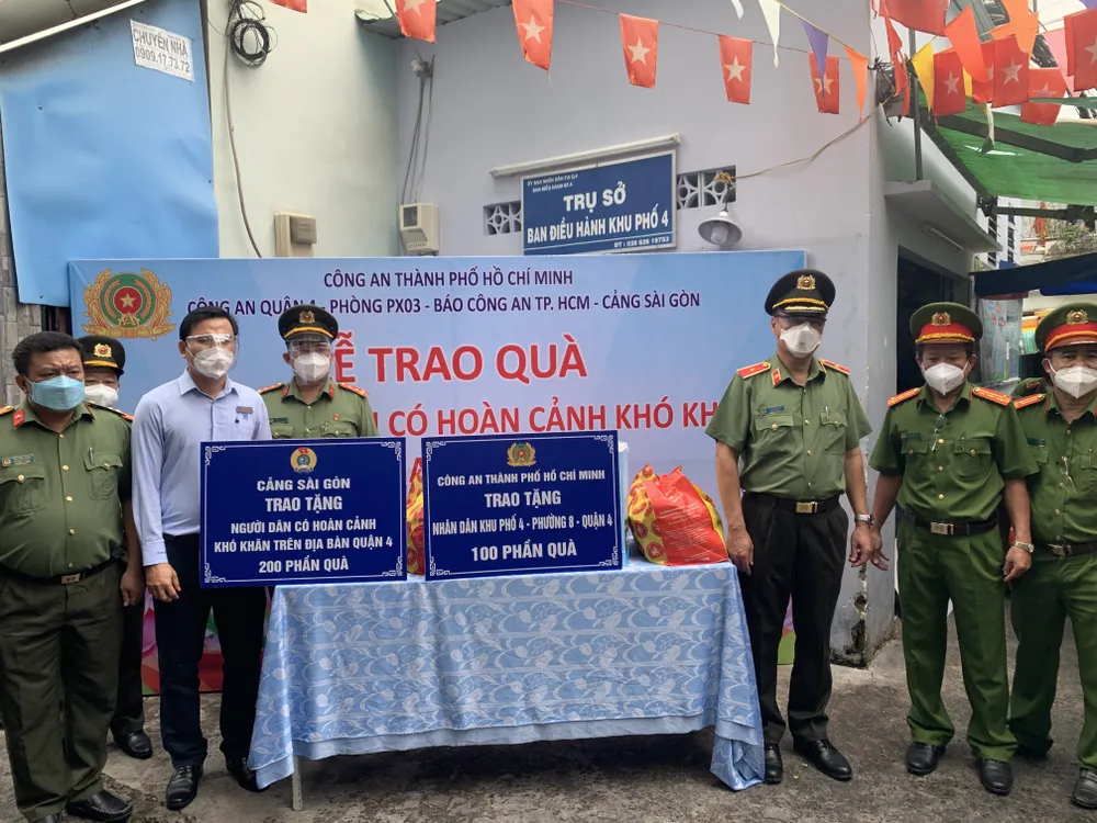 Công an TPHCM trao nhu yếu phẩm tận tay người dân khó khăn do dịch Covid-19 ở quận 4 ảnh 1