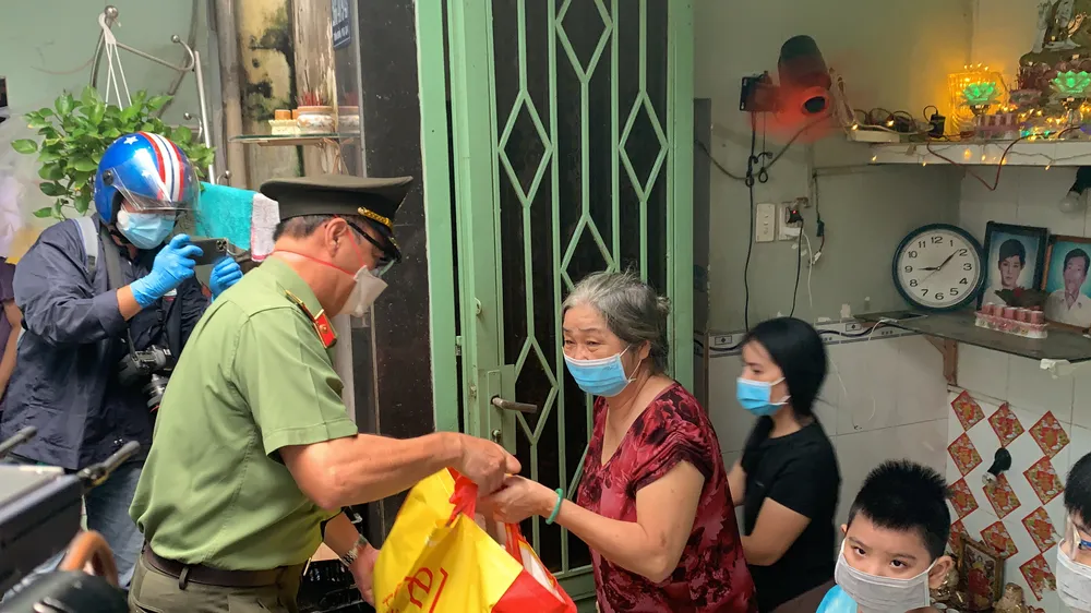 Công an TPHCM trao nhu yếu phẩm tận tay người dân khó khăn do dịch Covid-19 ở quận 4 ảnh 4
