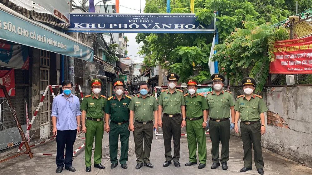 Công an TPHCM trao nhu yếu phẩm tận tay người dân khó khăn do dịch Covid-19 ở quận 4 ảnh 2