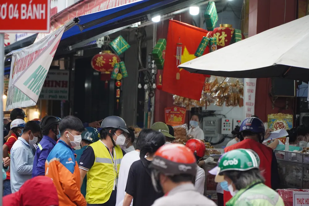  Người dân tập trung đông chờ mua bánh Trung thu ở cửa hàng tại quận 1 ảnh 7
