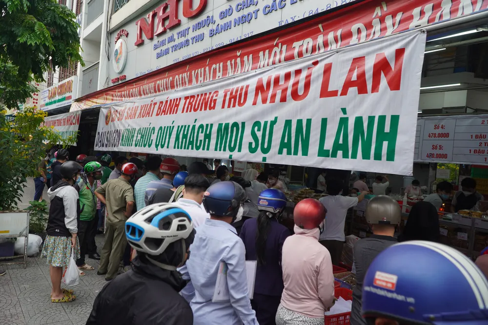  Người dân tập trung đông chờ mua bánh Trung thu ở cửa hàng tại quận 1 ảnh 4