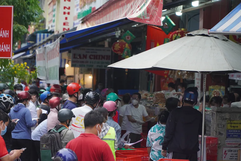  Người dân tập trung đông chờ mua bánh Trung thu ở cửa hàng tại quận 1 ảnh 5
