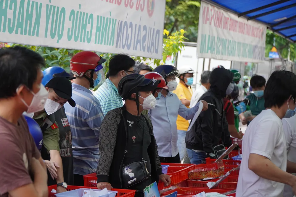  Người dân tập trung đông chờ mua bánh Trung thu ở cửa hàng tại quận 1 ảnh 6