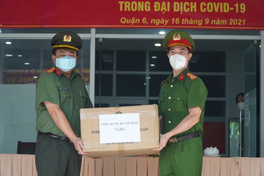 Công an thăm hỏi, động viên tặng 1.000 phần quà cho người dân quận 6 ảnh 2