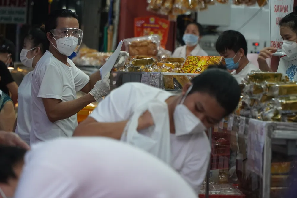  Người dân tập trung đông chờ mua bánh Trung thu ở cửa hàng tại quận 1 ảnh 8
