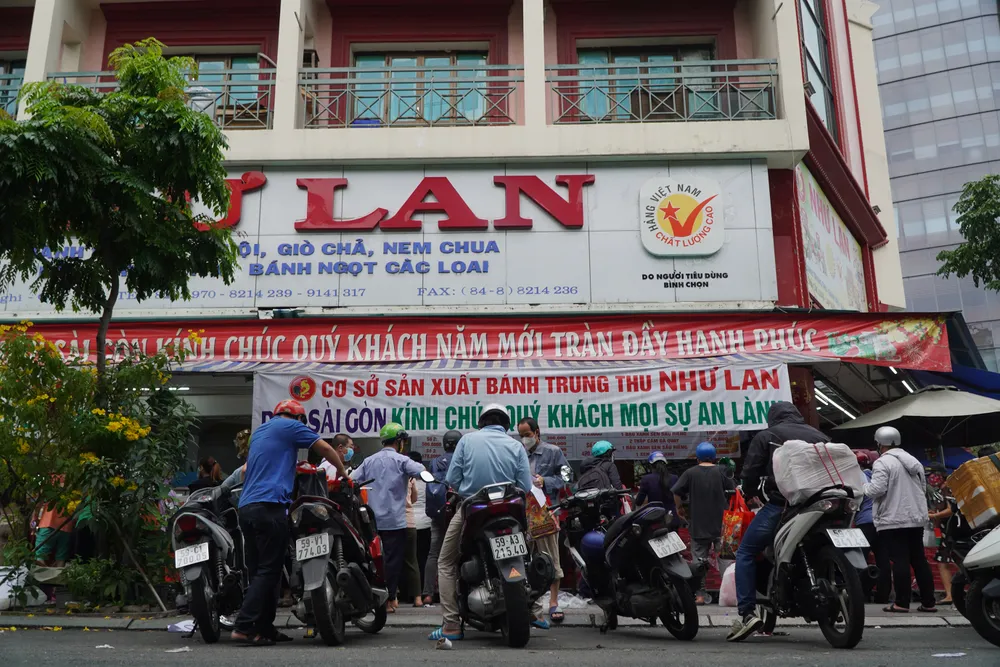  Người dân tập trung đông chờ mua bánh Trung thu ở cửa hàng tại quận 1 ảnh 2