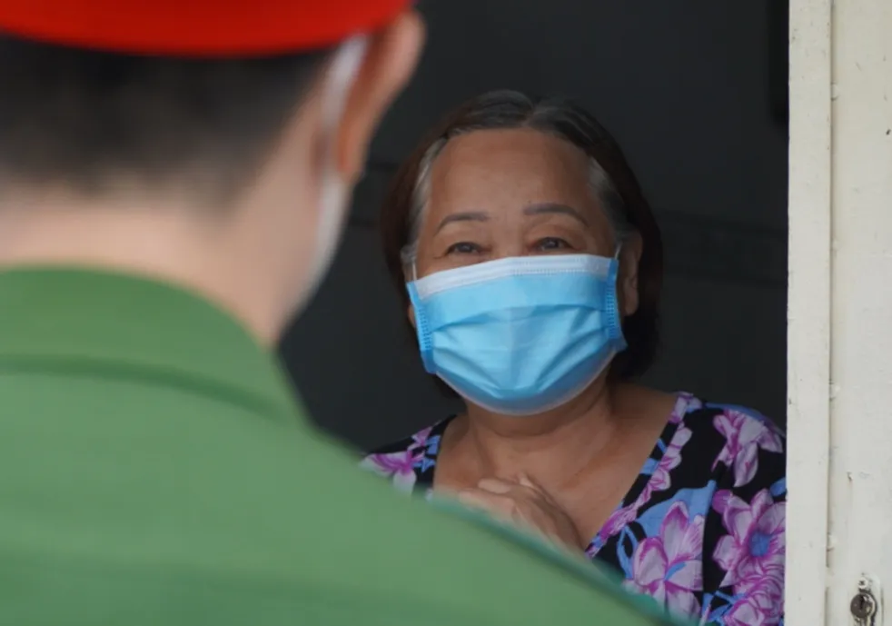 Công an thăm hỏi, động viên tặng 1.000 phần quà cho người dân quận 6 ảnh 4