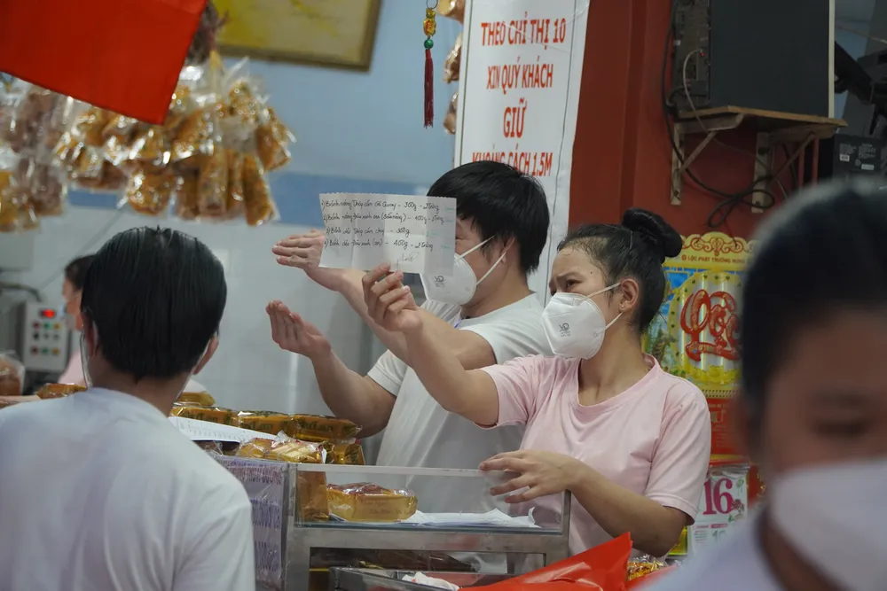  Người dân tập trung đông chờ mua bánh Trung thu ở cửa hàng tại quận 1 ảnh 11