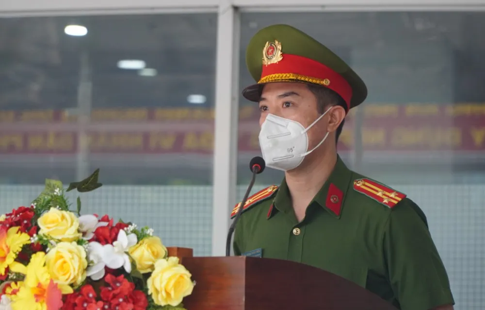 Công an thăm hỏi, động viên tặng 1.000 phần quà cho người dân quận 6 ảnh 1