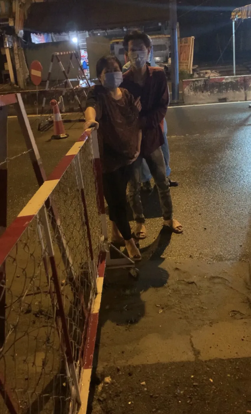 CSGT TPHCM đưa sản phụ tới bệnh viện kịp thời trong mùa dịch Covid-19 ảnh 1