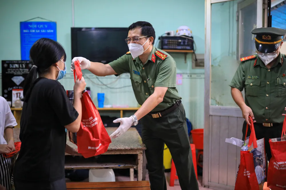 Gần 3.000 phần quà tới tay người dân trên địa bàn quận 8 ảnh 7