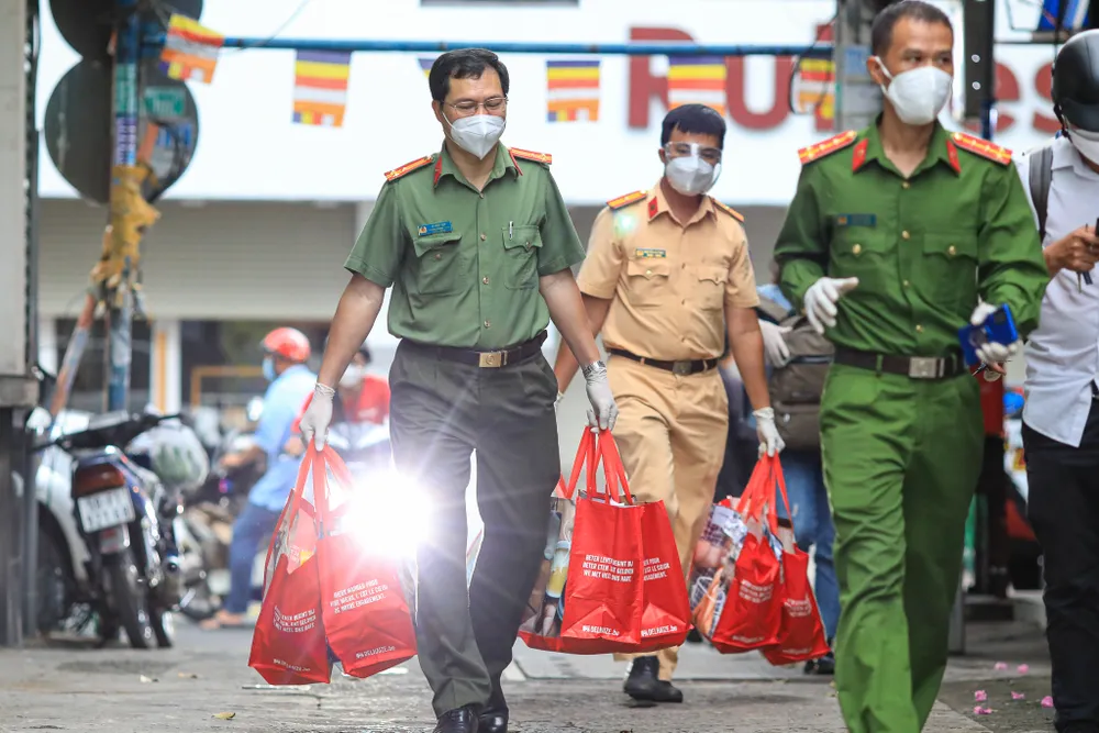 Gần 3.000 phần quà tới tay người dân trên địa bàn quận 8 ảnh 9