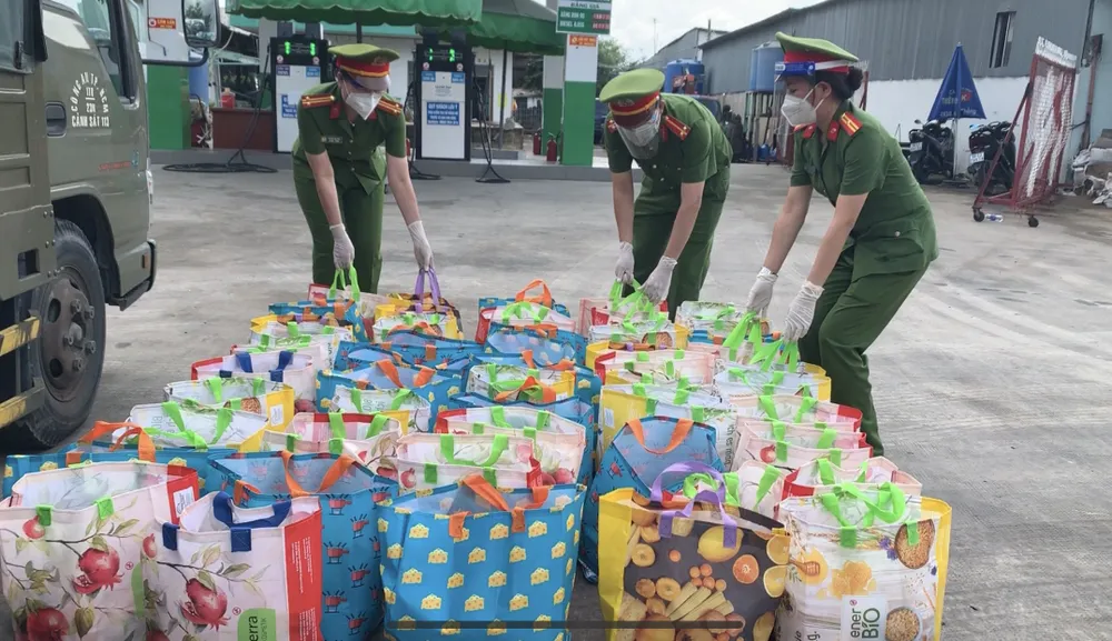 Gần 3.000 phần quà tới tay người dân trên địa bàn quận 8 ảnh 4