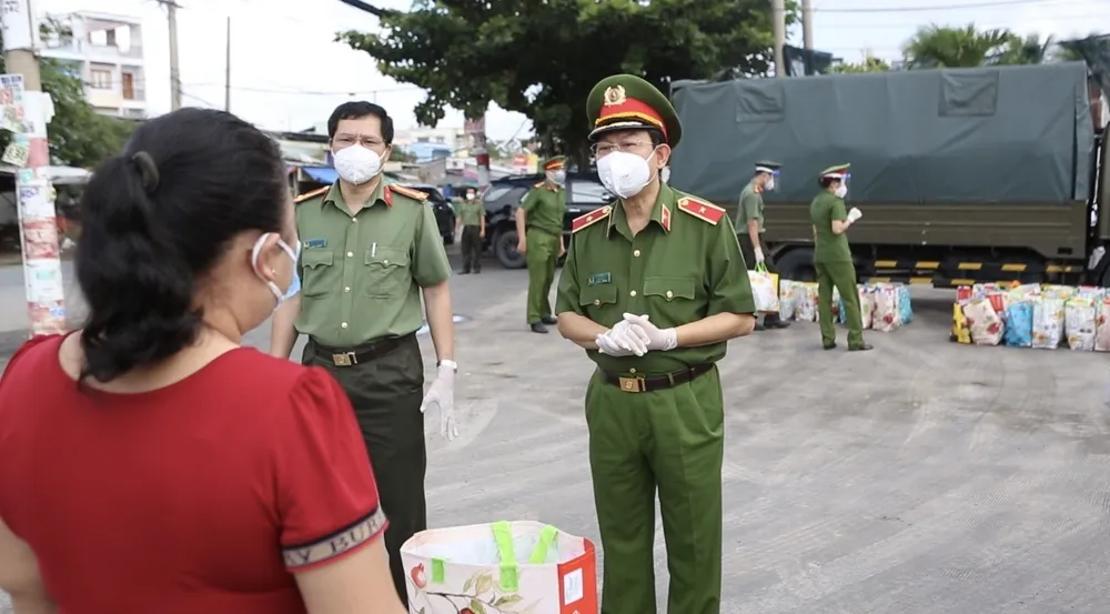 Gần 3.000 phần quà tới tay người dân trên địa bàn quận 8 ảnh 5