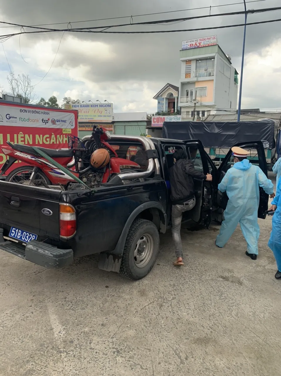 CSGT TPHCM đưa sản phụ tới bệnh viện kịp thời trong mùa dịch Covid-19 ảnh 2