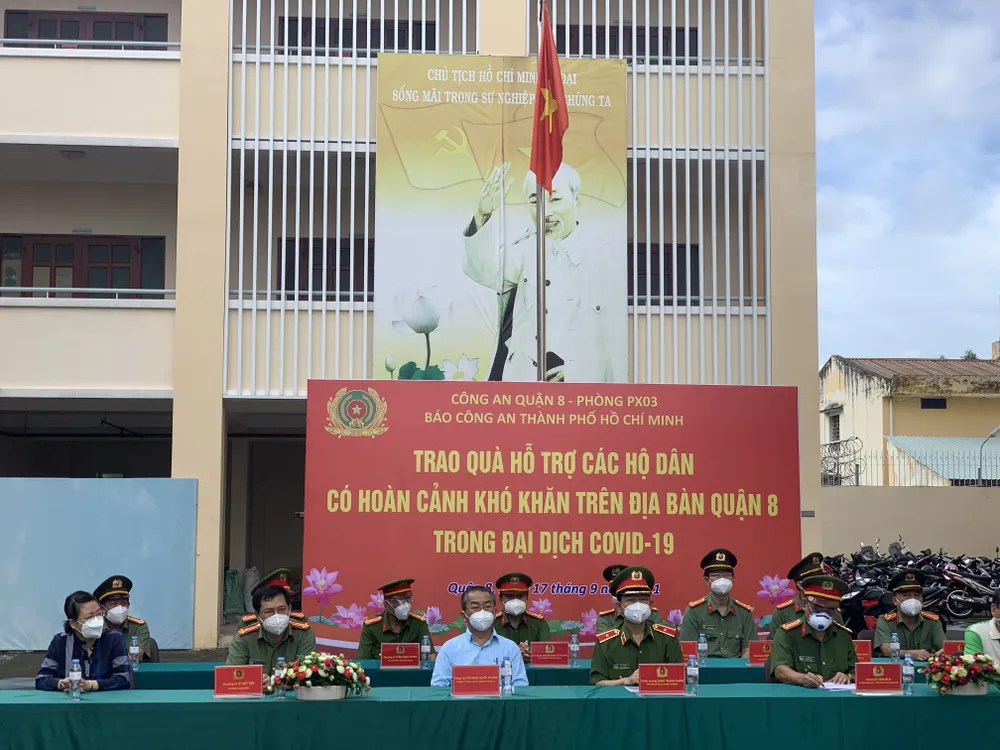 Gần 3.000 phần quà tới tay người dân trên địa bàn quận 8 ảnh 1