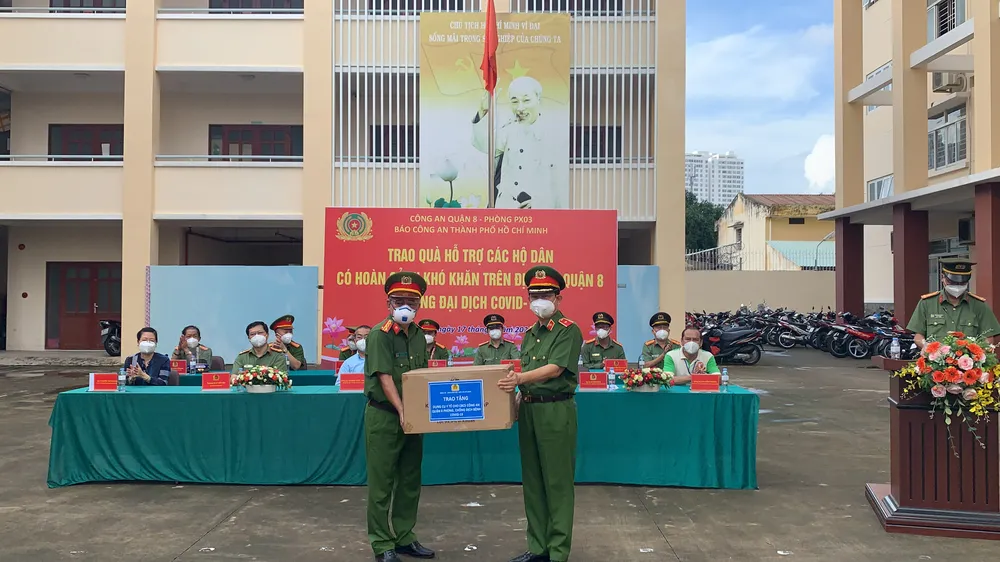 Gần 3.000 phần quà tới tay người dân trên địa bàn quận 8 ảnh 3