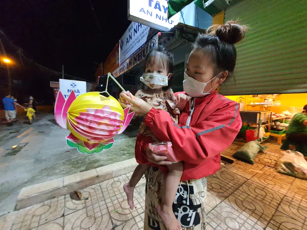 CSGT TPHCM trao 2.500 phần quà Trung thu tới các cháu thiếu nhi ở TP Thủ Đức ảnh 8