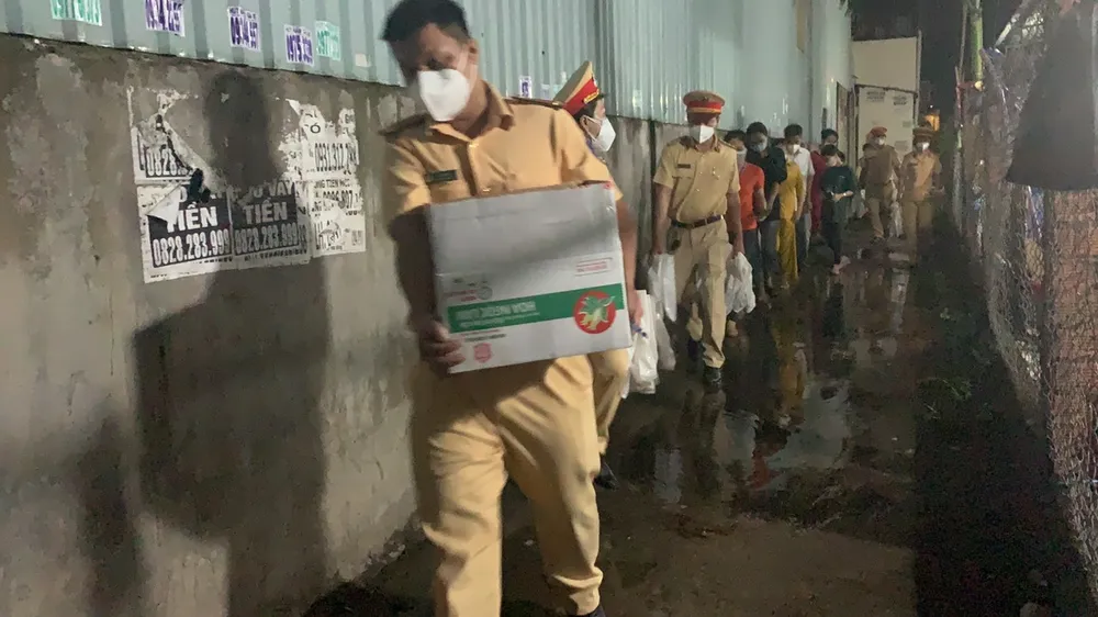 CSGT TPHCM trao 2.500 phần quà Trung thu tới các cháu thiếu nhi ở TP Thủ Đức ảnh 4