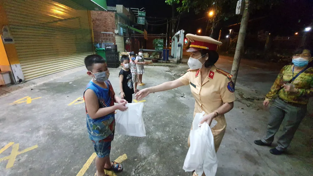 CSGT TPHCM trao 2.500 phần quà Trung thu tới các cháu thiếu nhi ở TP Thủ Đức ảnh 2