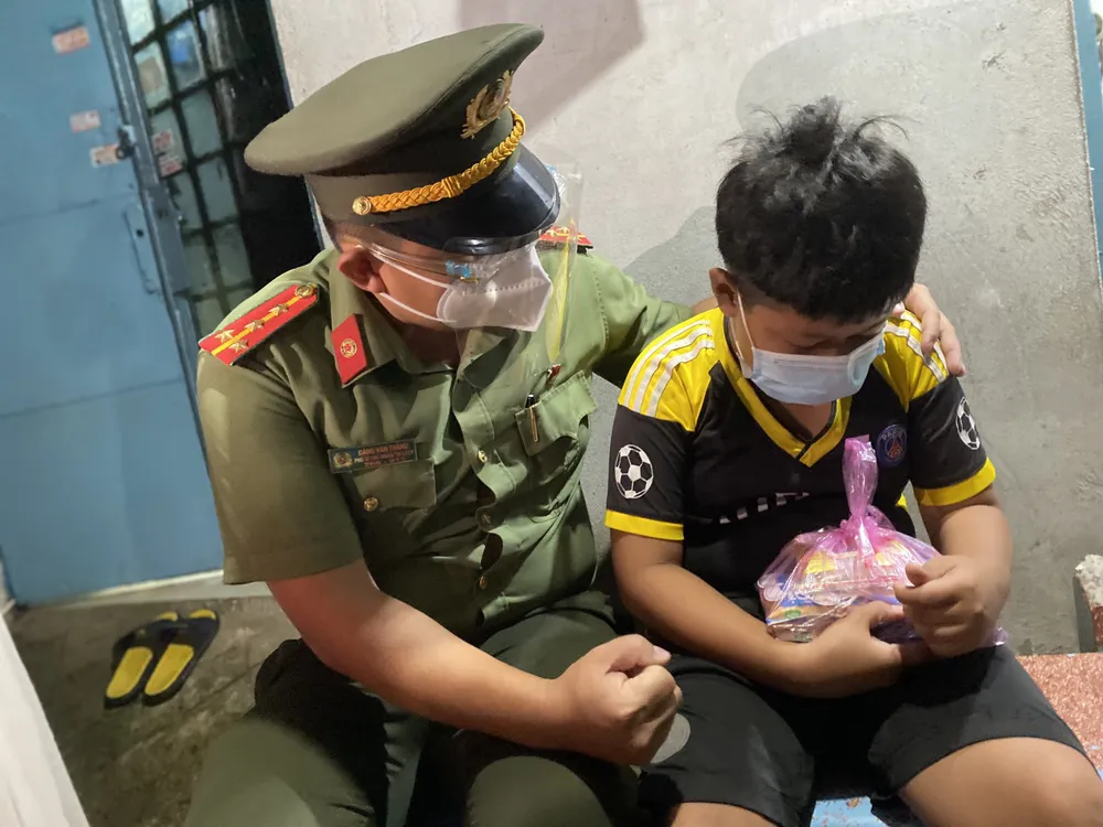 CSGT TPHCM trao 2.500 phần quà Trung thu tới các cháu thiếu nhi ở TP Thủ Đức ảnh 12