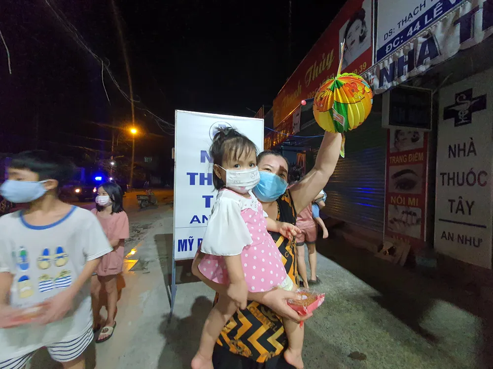 CSGT TPHCM trao 2.500 phần quà Trung thu tới các cháu thiếu nhi ở TP Thủ Đức ảnh 9