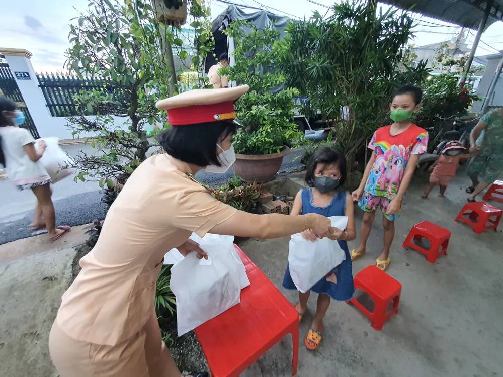 CSGT TPHCM trao 2.500 phần quà Trung thu tới các cháu thiếu nhi ở TP Thủ Đức ảnh 1